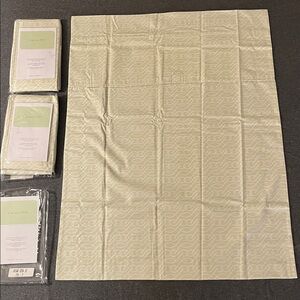 NIP 3 Piece Bundle
Garnet Hill (3) 100% Cotton Pillowcase Shams 2” Border Flange